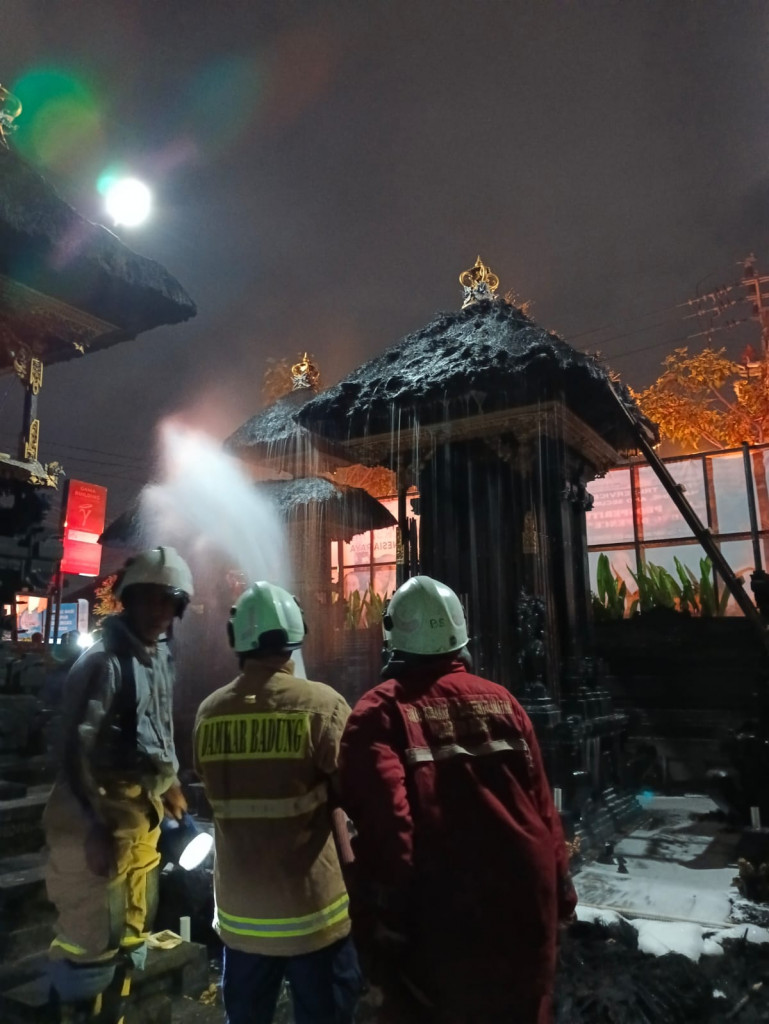 Kebakaran Pelinggih di Batu Bolong